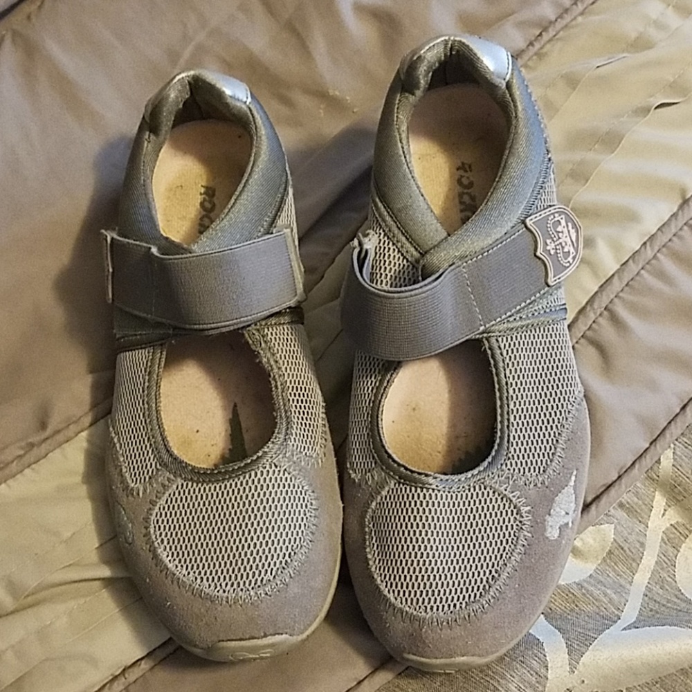 Comfortable tennis shoes